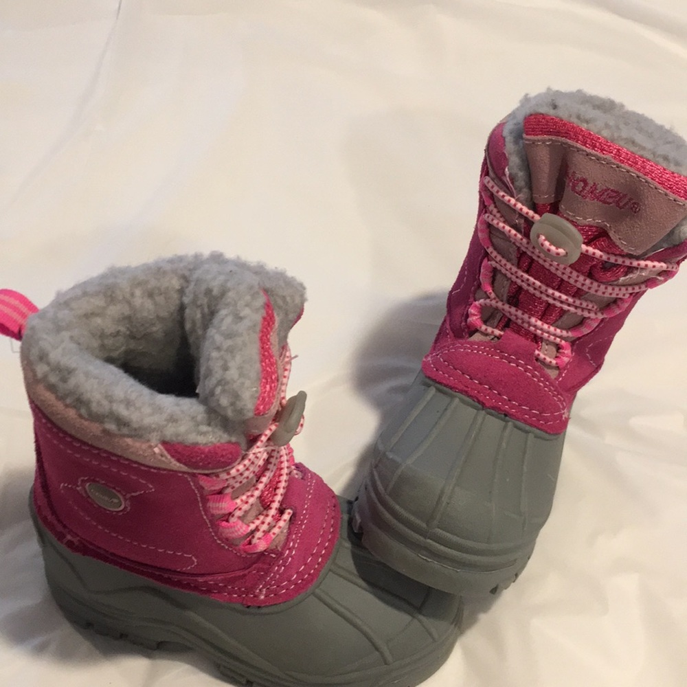 NWT kids Khombu Boots size 6 pink and gray no tie